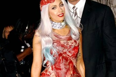Lady Gaga được yêu cầu mặc trang phục rau diếp