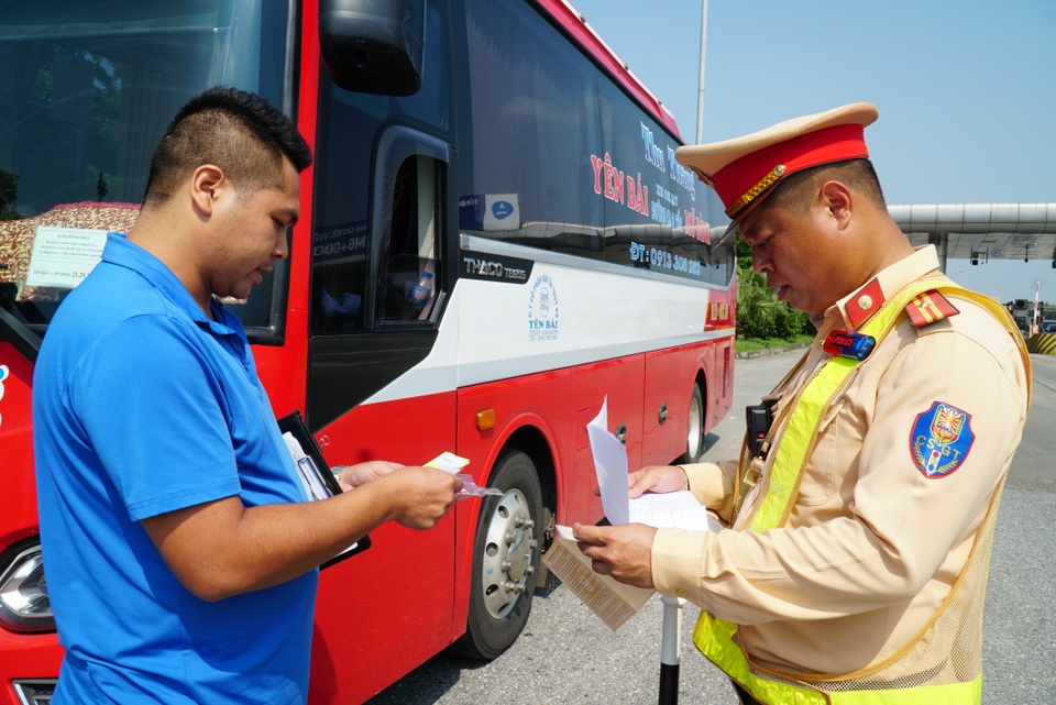 Cảnh sát triển khai mẫu test nhanh ma túy trên cao tốc Nội Bài - Lào Cai - 9 Cảnh sát triển khai mẫu test nhanh ma túy trên cao tốc Nội Bài - Lào Cai - 9