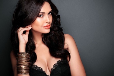 Sao trẻ Arsenal hẹn hò với cựu Hoa hậu Ấn Độ