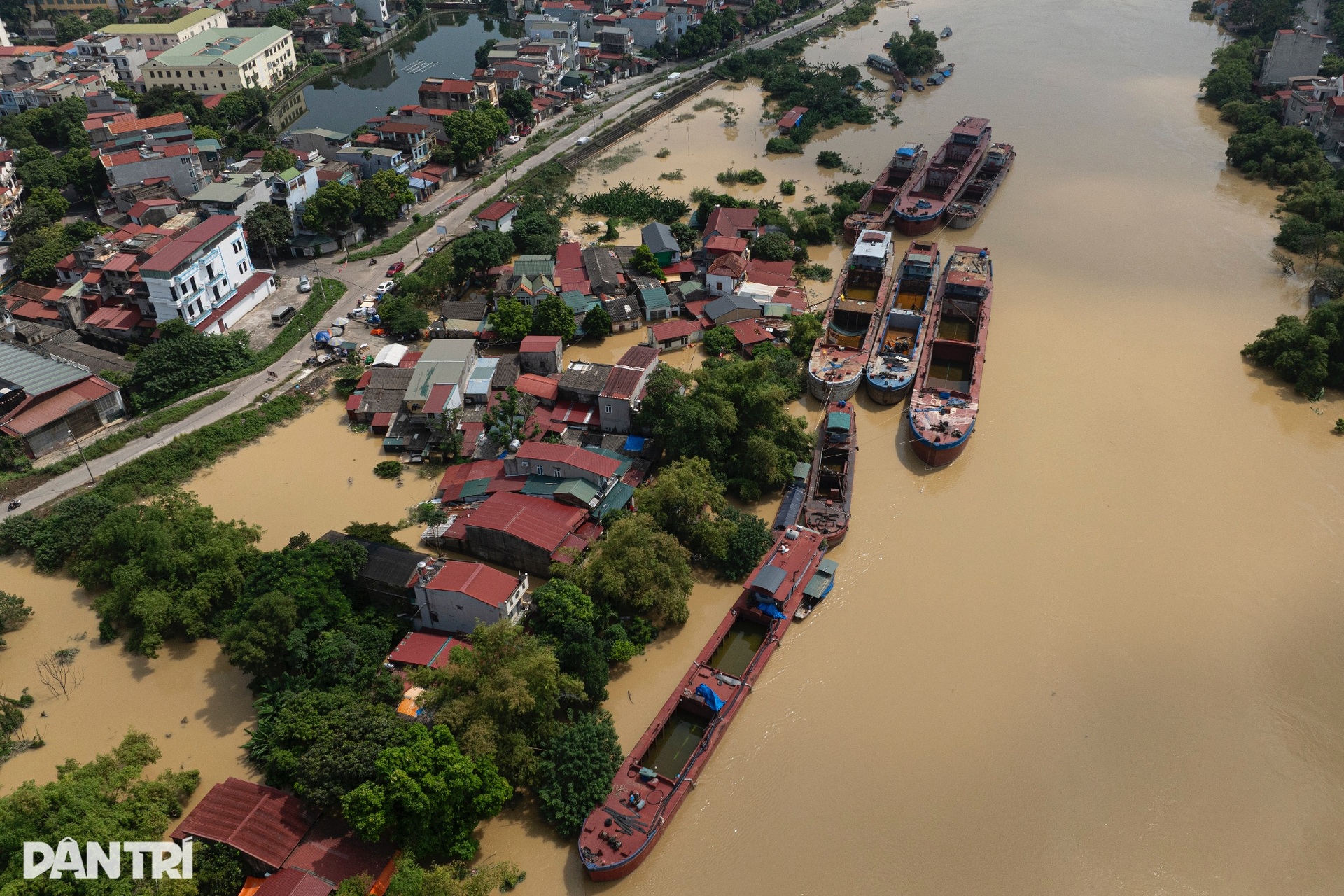 Khung cảnh xót xa với những mái nhà chìm sâu dưới dòng nước lũ - 4