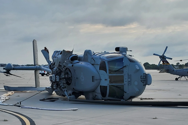 10 trực thăng đắt đỏ của Hải quân Mỹ bị gió quật đổ