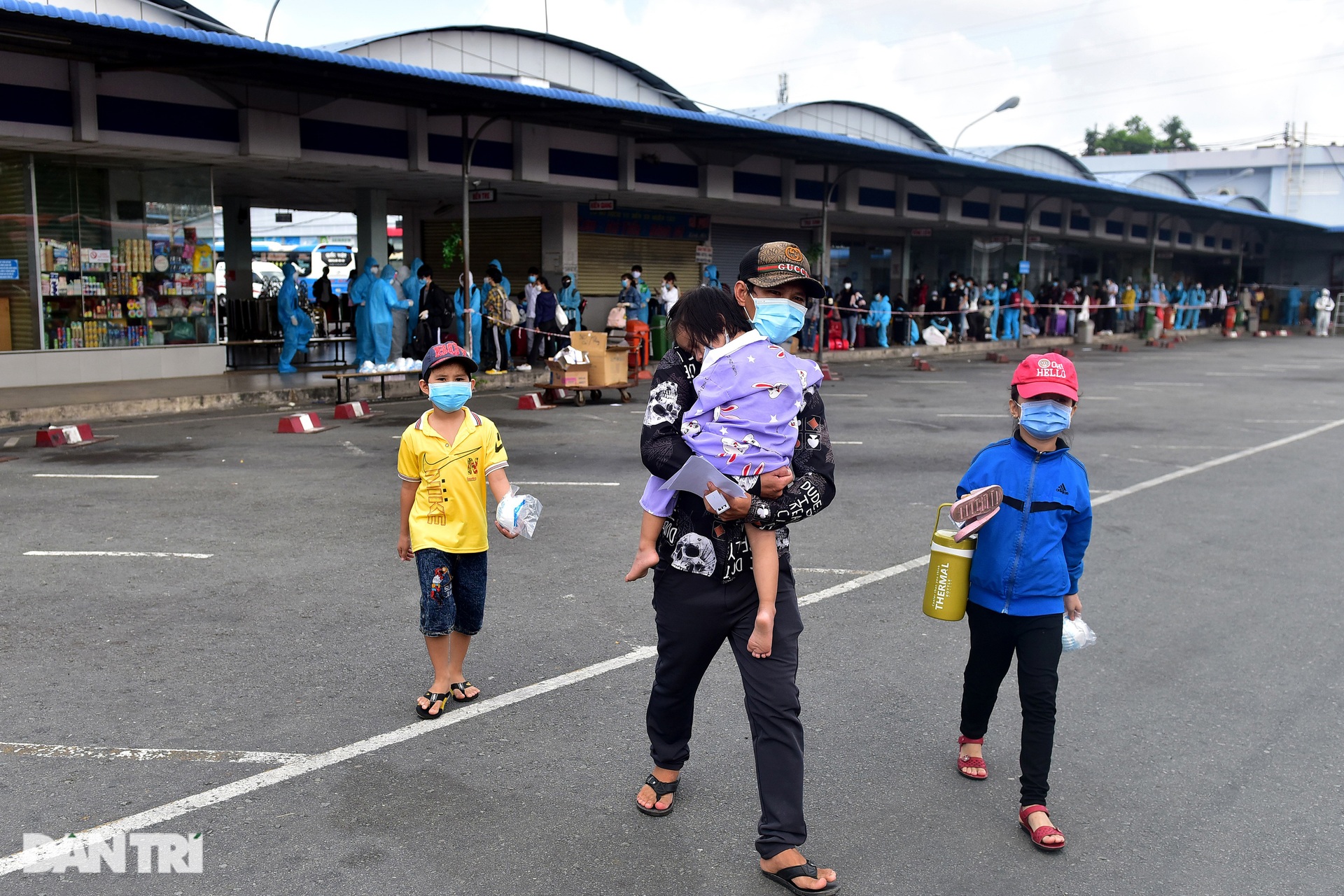 Bố thất nghiệp dẫn 3 con nhỏ lên chuyến xe miễn phí từ TPHCM về Kiên Giang - 4 Bố thất nghiệp dẫn 3 con nhỏ lên chuyến xe miễn phí từ TPHCM về Kiên Giang - 4