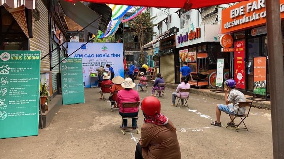 Người nghèo xúc động rơi nước mắt khi nhận gạo từ ATM - 15 Người nghèo xúc động rơi nước mắt khi nhận gạo từ ATM - 15