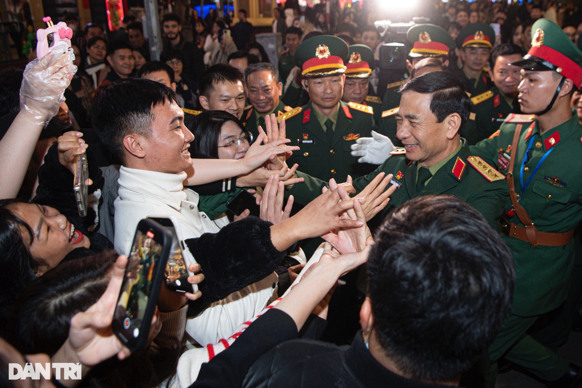 Đại tướng Phan Văn Giang gặp gỡ, bắt tay người dân trên phố đi bộ hồ Gươm - 8 Đại tướng Phan Văn Giang gặp gỡ, bắt tay người dân trên phố đi bộ hồ Gươm - 8