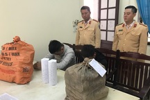 Cuốn pháo nổ mang đi bán, nhóm học sinh bỏ chạy khi "đụng" CSGT