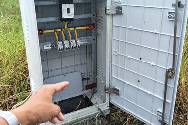 Nhiều tủ điện, cáp ngầm có dấu hiệu bị phá, cắt trộm ở khu dân cư ven sông