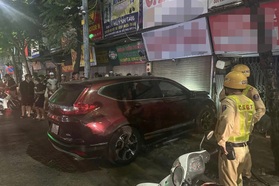 Tài xế dính cồn kịch khung, lao thẳng ô tô vào tiệm cầm đồ ở Hà Nội