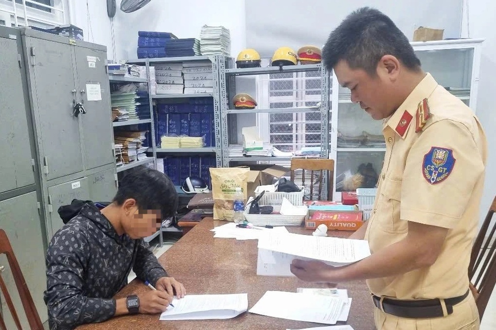 Xử phạt tài xế làm rơi vãi 3 tấn củ sắn trên quốc lộ - 1 Xử phạt tài xế làm rơi vãi 3 tấn củ sắn trên quốc lộ - 1