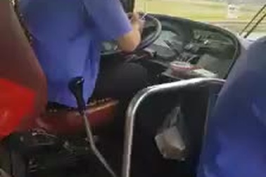 Phẫn nộ tài xế xe buýt vừa lái xe vừa dùng điện thoại