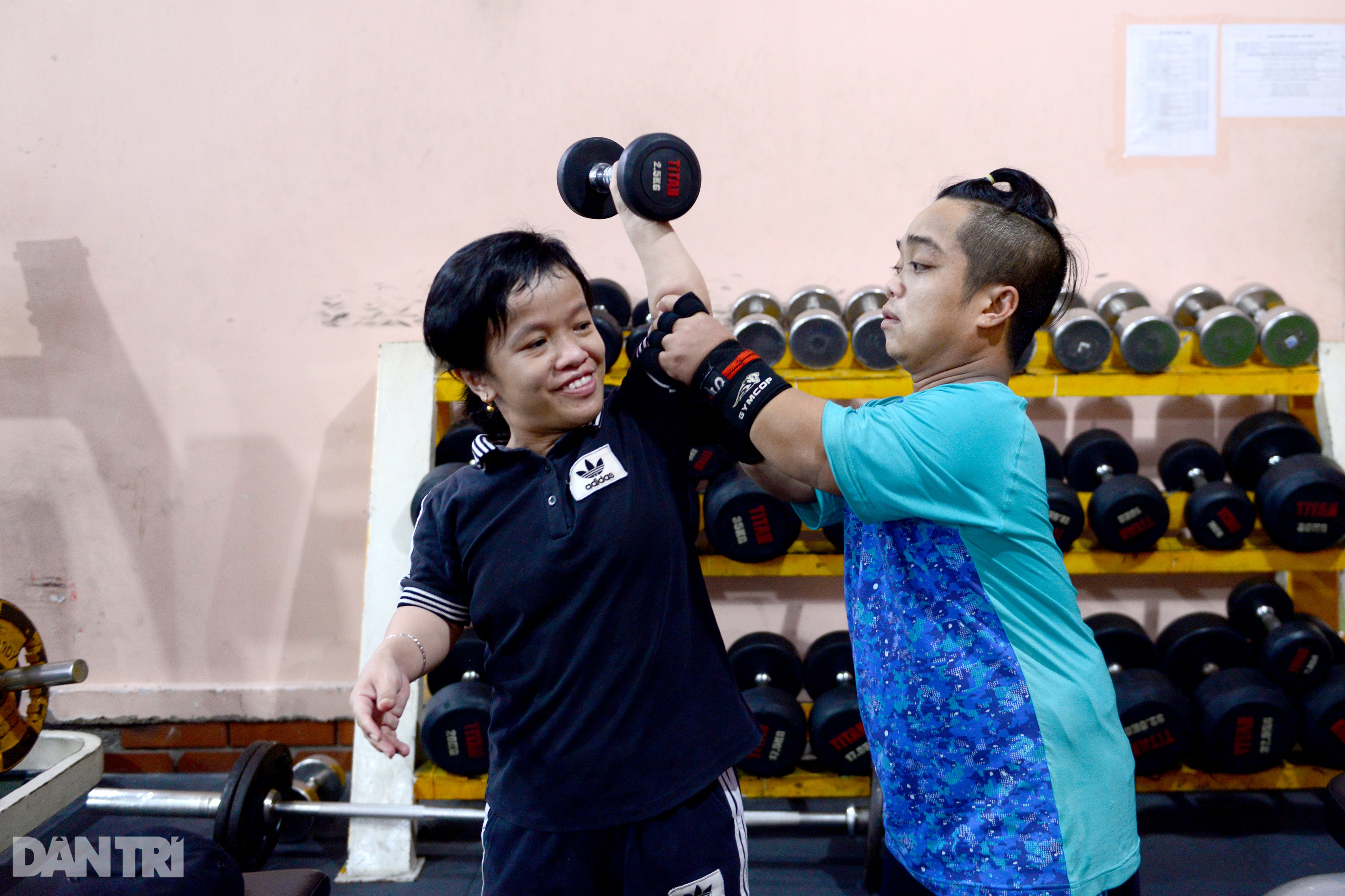 Cặp vợ chồng tí hon ở Sài Gòn bán vé số mùa dịch để nuôi nghiệp thể thao - 10 Cặp vợ chồng tí hon ở Sài Gòn bán vé số mùa dịch để nuôi nghiệp thể thao - 10