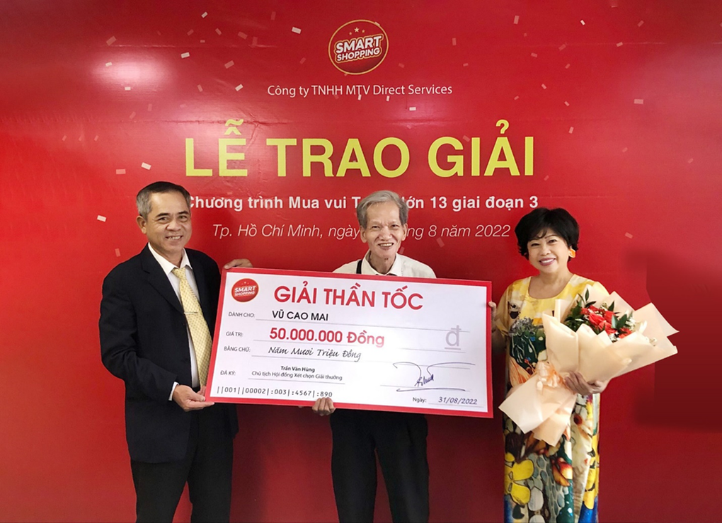 Nghệ sĩ Phi Phụng hạnh phúc khi trao hàng trăm triệu cho khách hàng - 2 Nghệ sĩ Phi Phụng hạnh phúc khi trao hàng trăm triệu cho khách hàng - 2