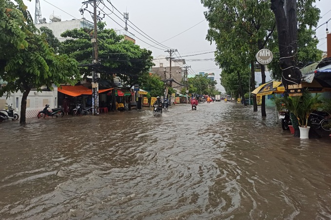 Hàng loạt tuyến đường ở TP.HCM trở thành sông sau trận mưa lớn kéo dài - Ảnh 4.