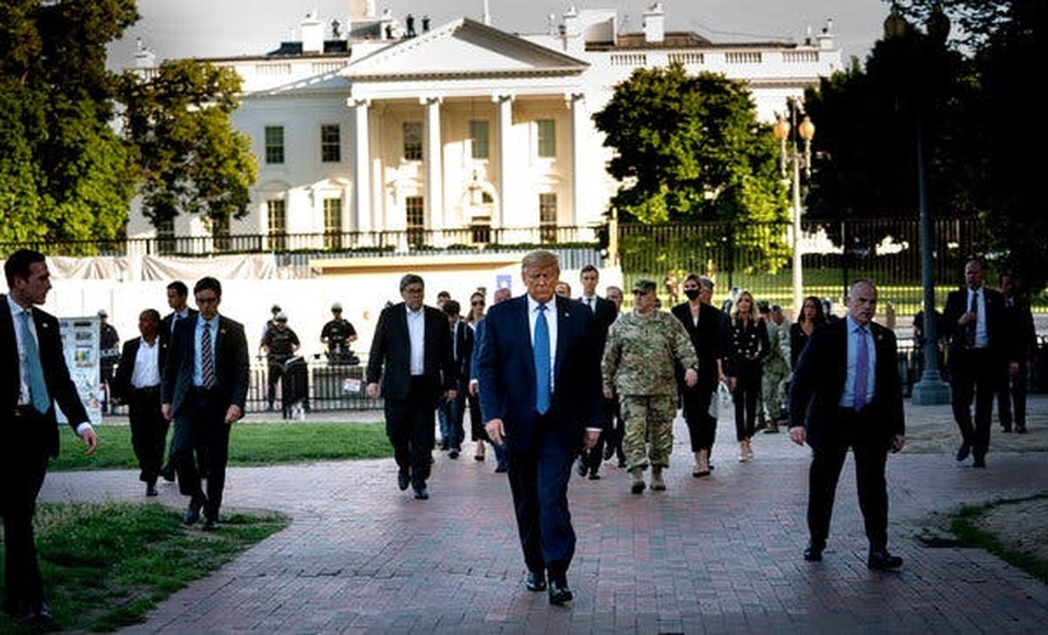 Cảnh sát dùng hơi cay giải tán người biểu tình để ông Trump thăm nhà thờ - 1 Cảnh sát dùng hơi cay giải tán người biểu tình để ông Trump thăm nhà thờ - 1