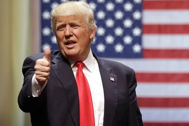 Ông Trump ăn mừng chiến thắng thông qua luật thuế giúp người giàu càng giàu