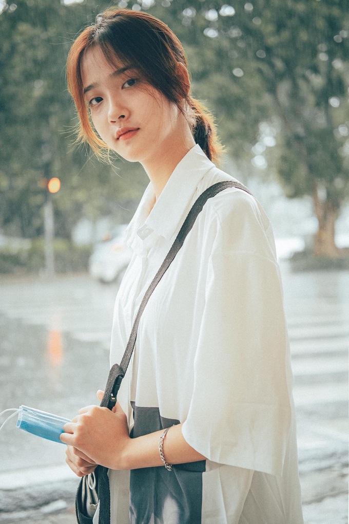 Cô gái bất ngờ được chú ý sau loạt ảnh chụp lén của chàng thiếu uý công an khi đang trú mưa - Ảnh 2. Cô gái bất ngờ được chú ý sau loạt ảnh chụp lén của chàng thiếu uý công an khi đang trú mưa - Ảnh 2.