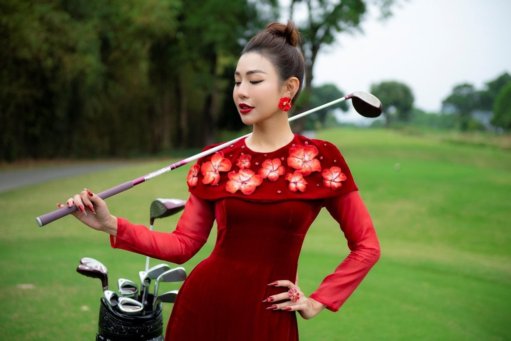 MC Nguyễn Hải Anh rực rỡ trên sân golf với bộ ảnh áo dài đón tết cổ truyền - 8 MC Nguyễn Hải Anh rực rỡ trên sân golf với bộ ảnh áo dài đón tết cổ truyền - 8