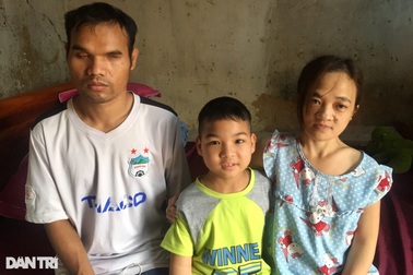 Bố mù, mẹ mắc bệnh xương thủy tinh, thương bé 7 tuổi "đói cơm rách áo"