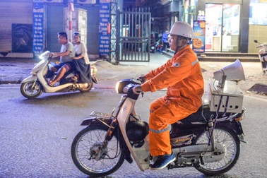 Hà Nội: Nhân viên điện lực phát loa kêu gọi người dân tiết kiệm điện