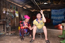 Thương cảnh vợ chăm chồng liệt và mù, nuôi 4 con thơ trong khốn khó