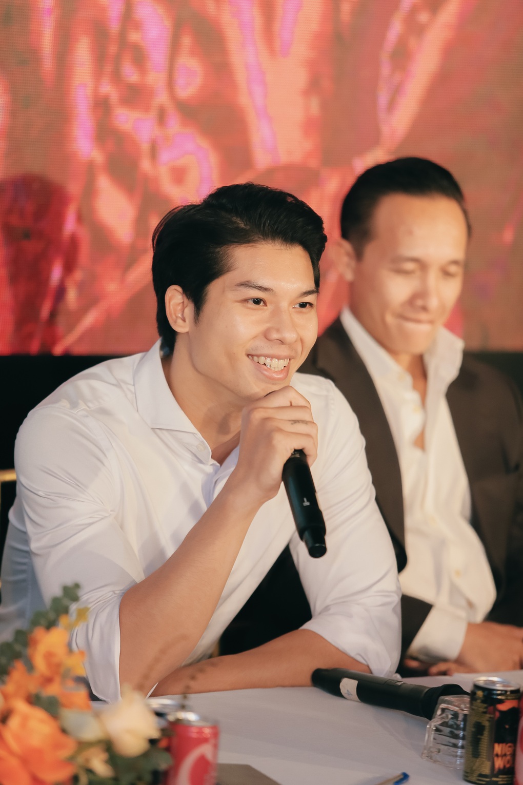 Sao mai Nguyễn Thu Hằng đầy suy tư trong phim MV Áo anh màu nắng - 3 Sao mai Nguyễn Thu Hằng đầy suy tư trong phim MV Áo anh màu nắng - 3