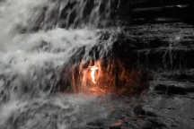 Những bí ẩn chưa thể giải thích về ngọn lửa bất tử cháy trong thác nước