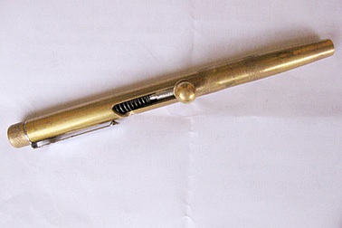 Đôi tình nhân mang súng bút đi cướp lấy tiền đám cưới