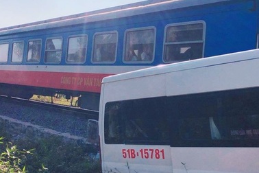 Xe khách bị tàu hỏa tông khi cố vượt rào chắn