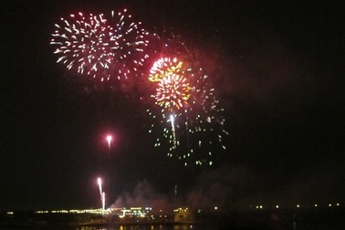 TPHCM bắn pháo hoa nghệ thuật mừng ngày giải phóng