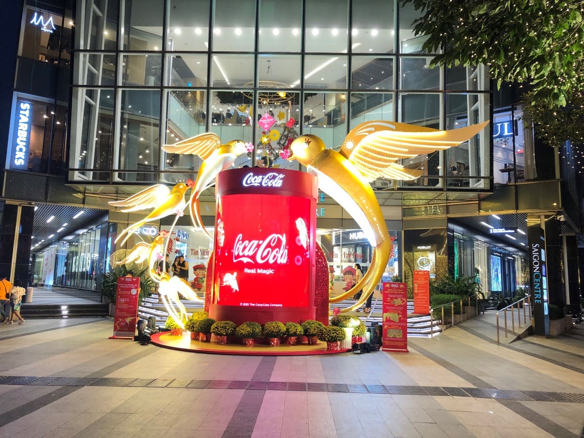 Mô hình én khổng lồ thu hút đông đảo bạn trẻ đến tham quan, check-in - 1