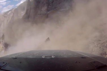 Kinh hoàng hình ảnh xe Jeep lăn xuống núi vì hỏng phanh tay