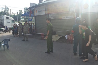 Người đàn ông nằm chết trước nhà dân nghi do bị giết