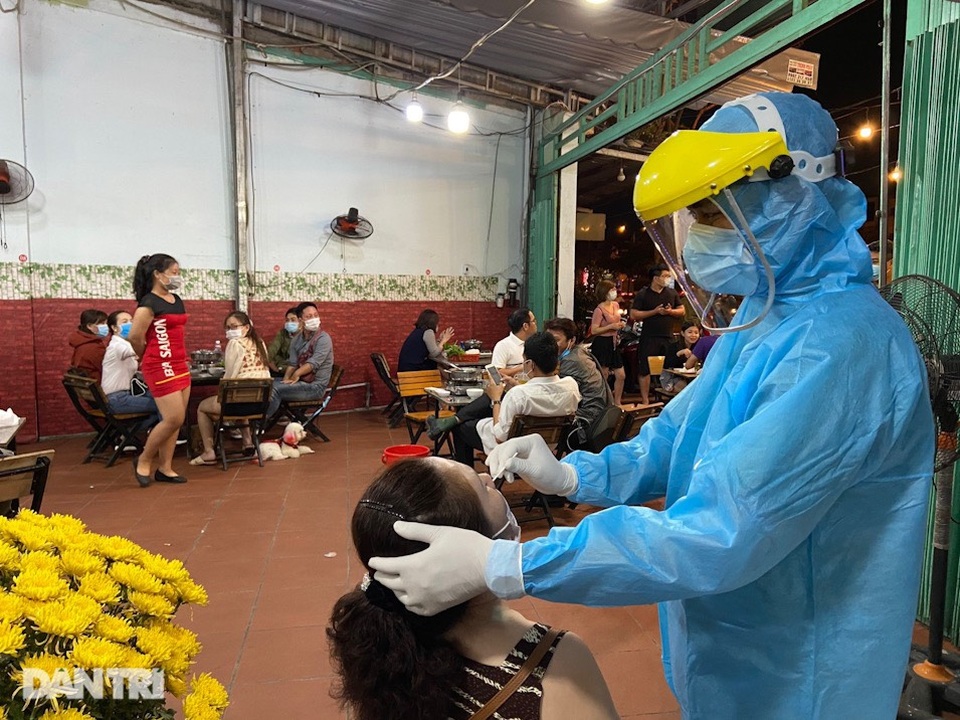 Chủ tịch TPHCM: Có nên tạm đóng cửa các quán ăn nhỏ? - 3