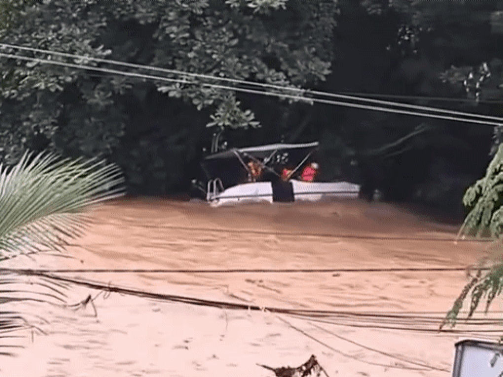 Nghi vấn lật ca nô cứu hộ trên dòng lũ chảy xiết - 1 Nghi vấn lật ca nô cứu hộ trên dòng lũ chảy xiết - 1