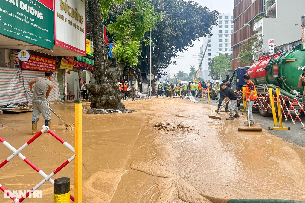 Lại xảy ra sự cố bùn phun trào khi đào ngầm metro ở Hà Nội - 2 Lại xảy ra sự cố bùn phun trào khi đào ngầm metro ở Hà Nội - 2