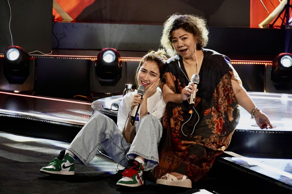 NSND Thanh Hoa bị gia đình can ngăn vì hát chung với Hòa Minzy - 1 NSND Thanh Hoa bị gia đình can ngăn vì hát chung với Hòa Minzy - 1