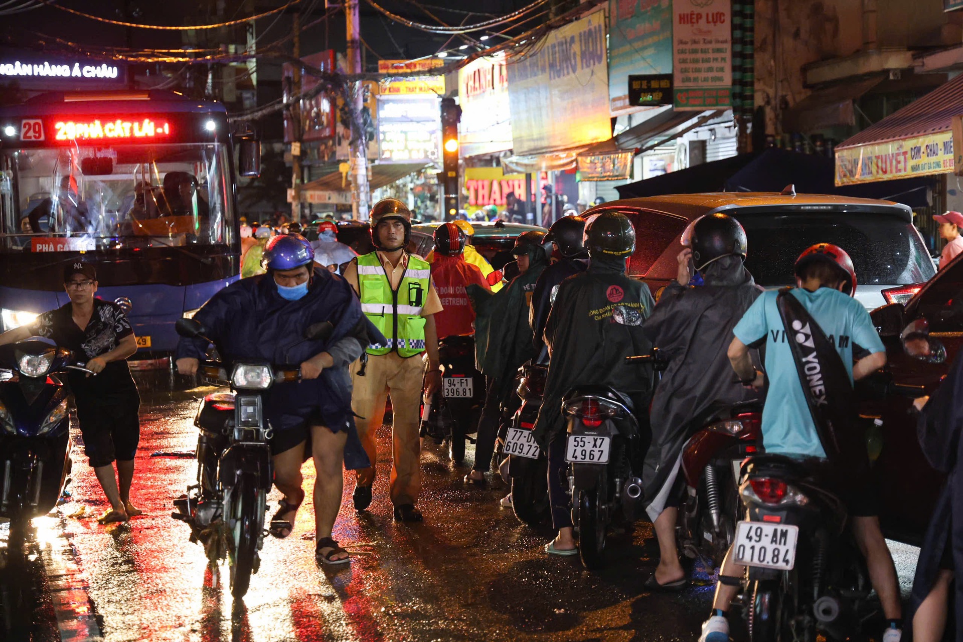 Mưa lớn, đường Phạm Văn Đồng kẹt xe kéo dài hơn 3km - 5 Mưa lớn, đường Phạm Văn Đồng kẹt xe kéo dài hơn 3km - 5