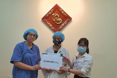 Báo Dân trí trao "nóng" 20 triệu đồng giúp người đàn ông nghèo ghép tim