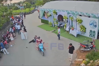 Người phụ nữ sang đường bất cẩn bị xe máy quẹt ngã