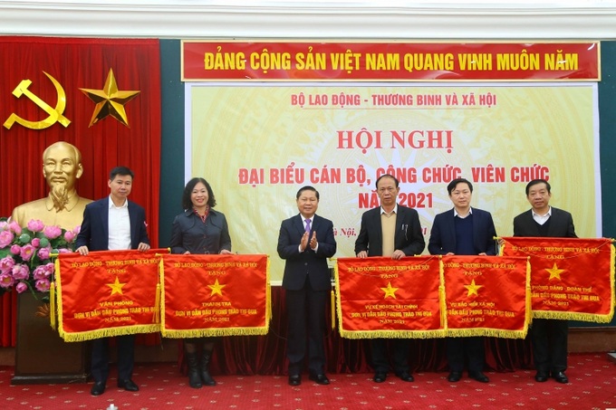 Thứ trưởng Lê Tấn Dũng trao Cờ thi đua cho các đơn vị có thành tích xuất sắc trong năm 2021.