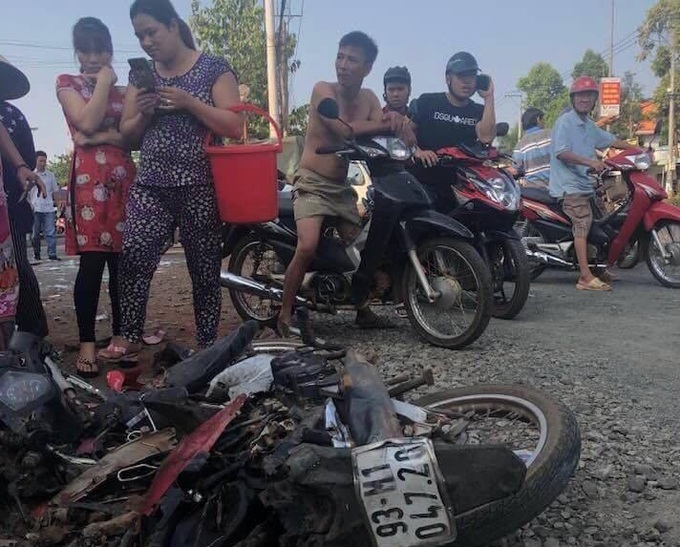 Bình Phước: Xe tải tông một loạt người đi xe máy, một phụ nữ chết thảm - Ảnh 1. Bình Phước: Xe tải tông một loạt người đi xe máy, một phụ nữ chết thảm - Ảnh 1.