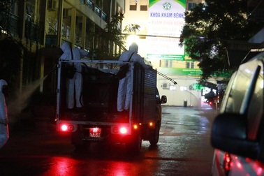 Phun khử trùng Bạch Mai: Đảm bảo chiến sĩ không mang mầm bệnh về đơn vị