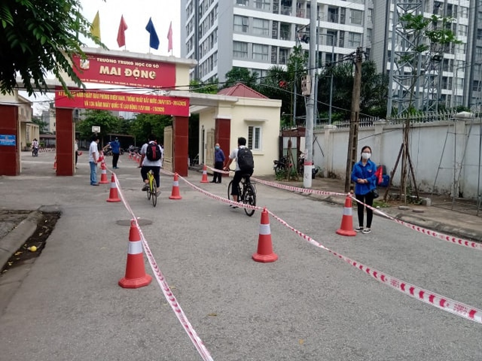 Thanh niên Thủ đô hỗ trợ biện pháp phòng dịch tại các trường học - 1 Thanh niên Thủ đô hỗ trợ biện pháp phòng dịch tại các trường học - 1