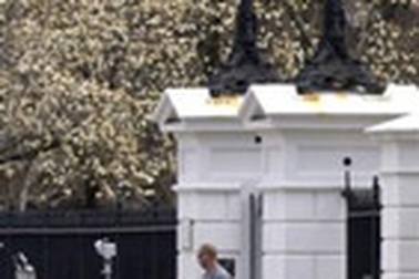 Phát hiện gói đồ lạ ném qua hàng rào Nhà Trắng