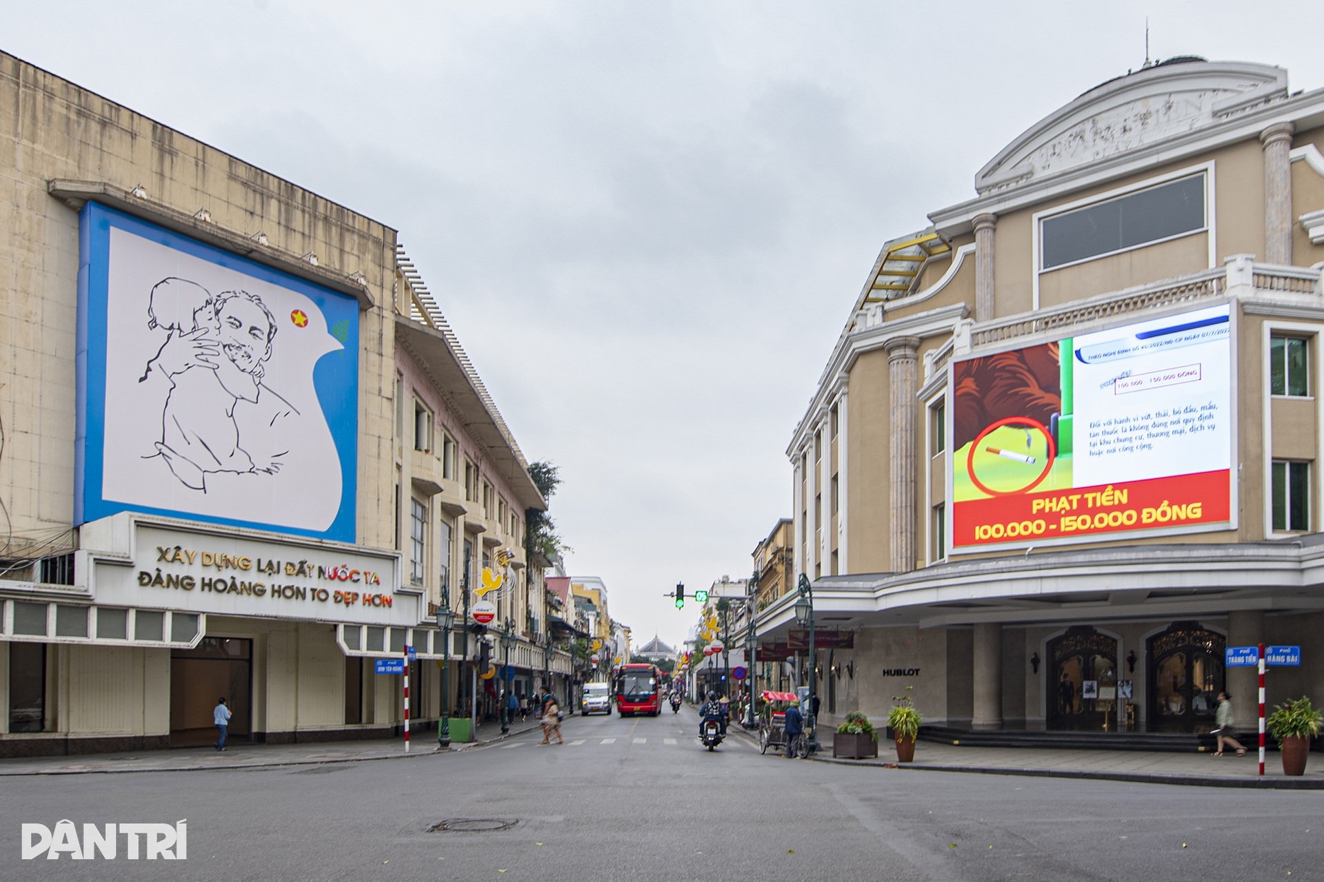 Con phố trăm tuổi có mái che vỉa hè lâu đời và duy nhất ở Hà Nội - 1