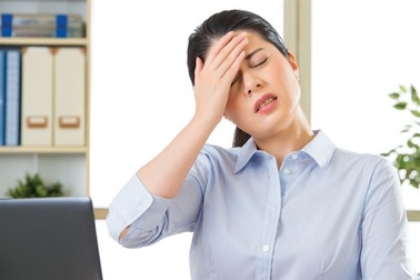 Tại sao bước vào tuổi trung niên lại hay nhớ nhớ quên quên, đau đầu, mất ngủ, hoa mắt chóng mặt?