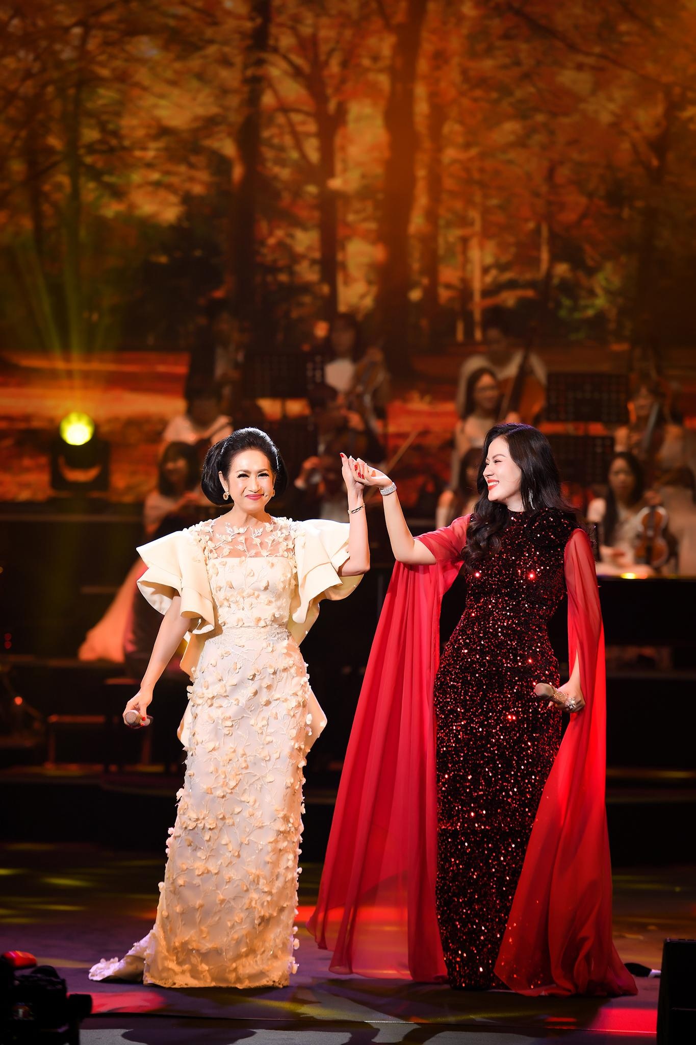 Ngoc Cham samarbetade väl med den berömda sångaren Y Lan i Giai Nhan 2-4 Ngọc Châm kết hợp ăn ý với danh ca Ý Lan trong Giai nhân 2 - 4