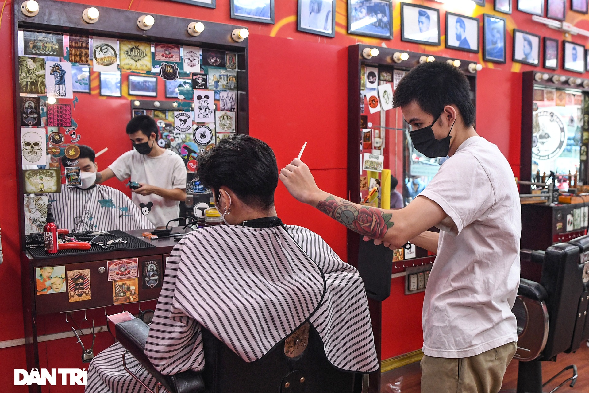 Người dân ở Hà Nội đổ xô đi cắt tóc sau 2 tháng giãn cách xã hội - 6 Người dân ở Hà Nội đổ xô đi cắt tóc sau 2 tháng giãn cách xã hội - 6