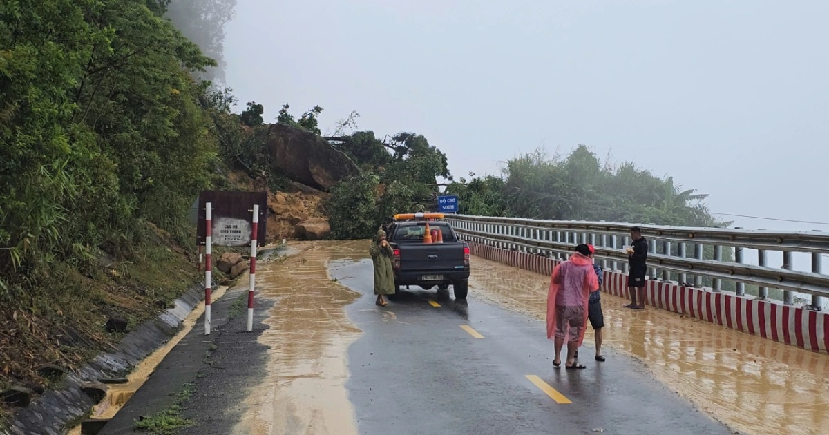 Hai xe tải Lâm Đồng bị cô lập trong điểm sạt lở đèo Khánh Lê