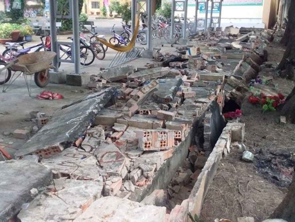 Tường rào trường tiểu học đổ sập đè bẹp 20 xe đạp học sinh - 2 Tường rào trường tiểu học đổ sập đè bẹp 20 xe đạp học sinh - 2