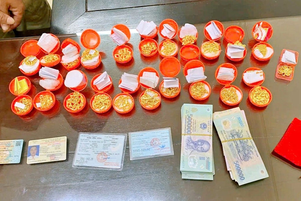 Nhóm siêu lừa thực hiện thành công 30 vụ mua vàng thật, bán vàng giả - 3 Nhóm siêu lừa thực hiện thành công 30 vụ mua vàng thật, bán vàng giả - 3